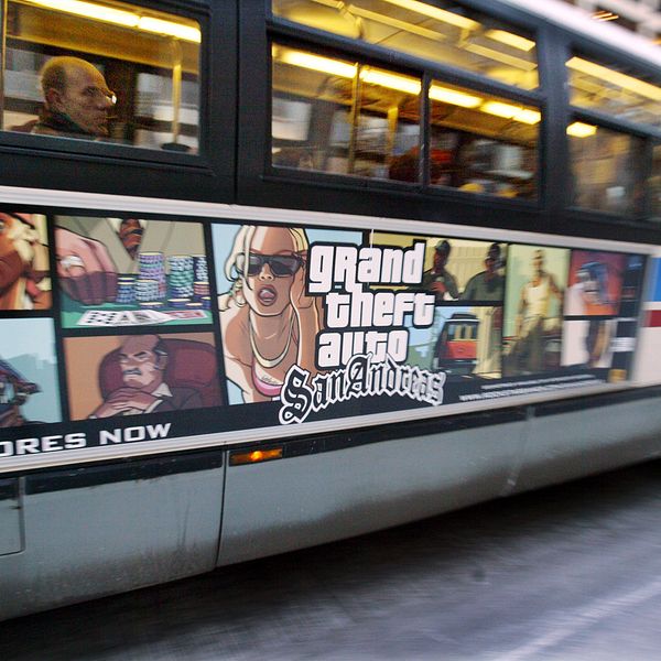 Grand theft auto-skylt på en buss.