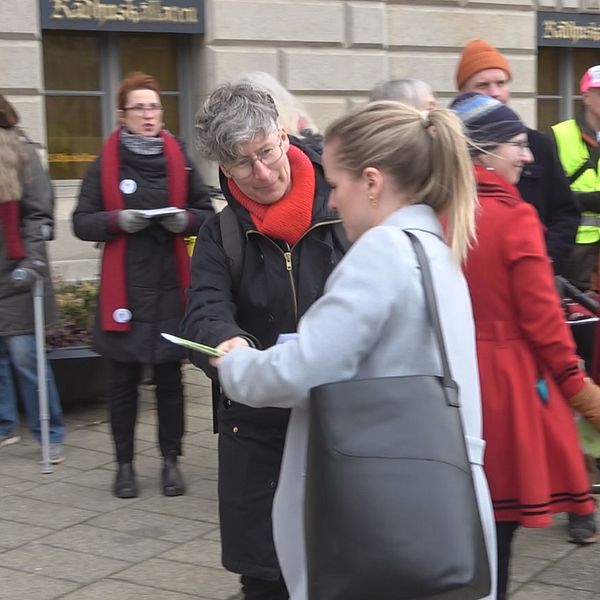 Malmöpolitiker får broschyr av organisationen Rebellmammorna
