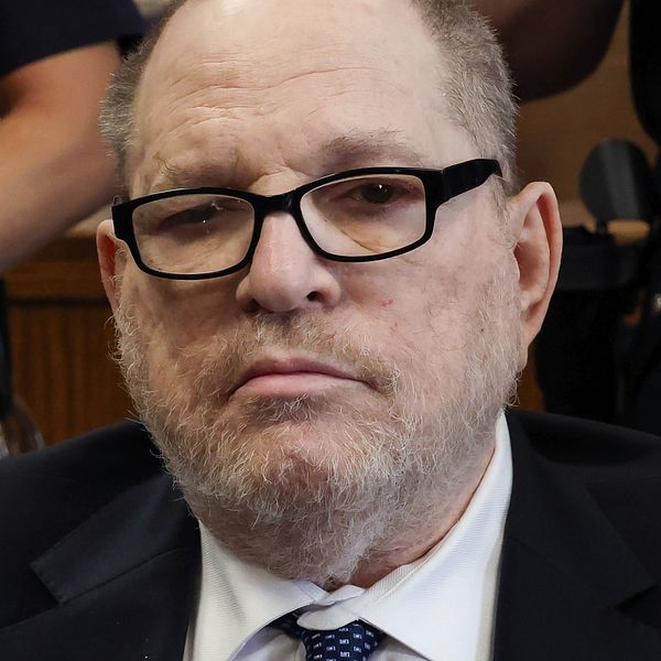 Harvey Weinstein i kostym vid ett evenemang