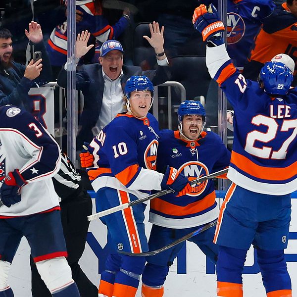 Simon Holmström firar segermål för New York Islanders mot Columbus Blue Jackets.