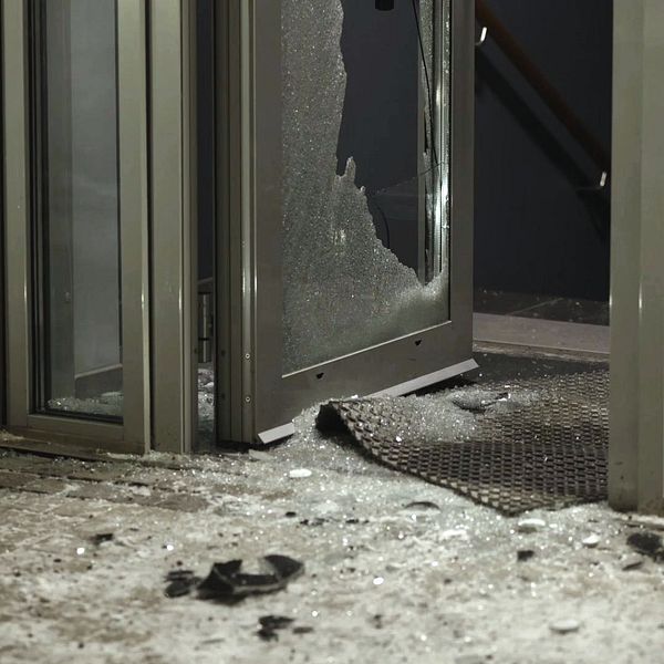Krossad dörruta på lägenhetsport i Kungälv