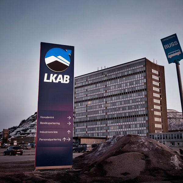 LKAB:s kontor i Kiruna och gruvbolagets skylt i förgrunden.