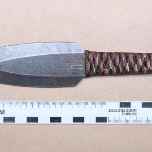 Kniv med flätat handtag och mätverktyg för storleksjämförelse på viss bakgrund.