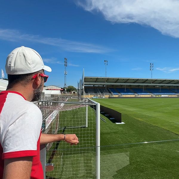 Degerfors supportergrupp, vulkanernas ordförande står och kollar mot läktare