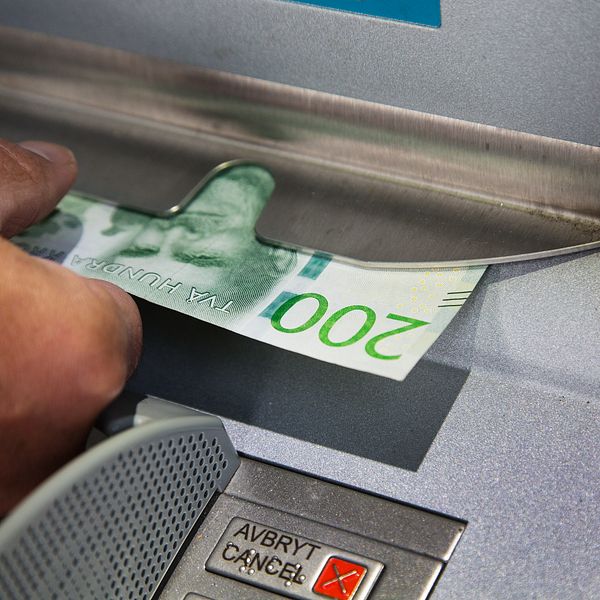 pengar ut från en bankomat