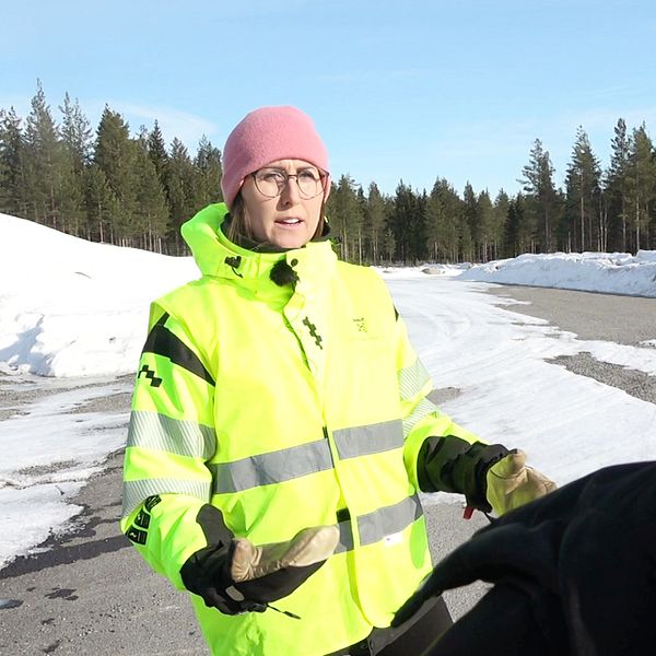 Helena Holm, samordnare entreprenörsbostäder vid Luleå kommun. intervjuas utomhus av SVT:s reporter.