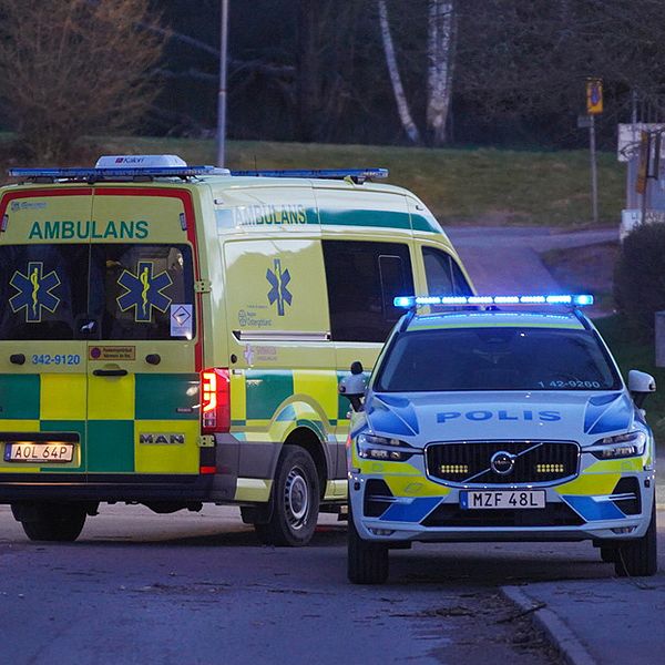 Polisbil och ambulans på gatan