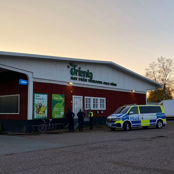 Polisen var på plats utanför matbutiken Orienta under onsdagskvällen.