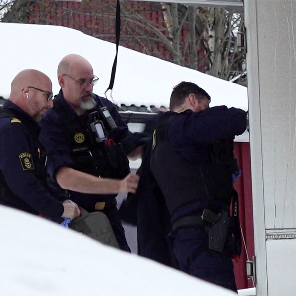 Polisen på brottsplatsen i Kalix där en man hittades ströps.