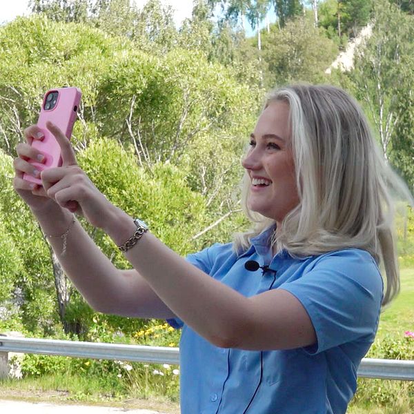 Sommarjobbaren Tess filmar en tiktok utanför kraftverket i Sollefteå.