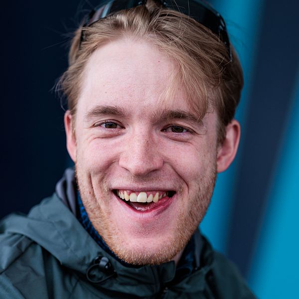 Sebastian Samuelsson ler inför skidskyttevärldscupens säsongsstart.