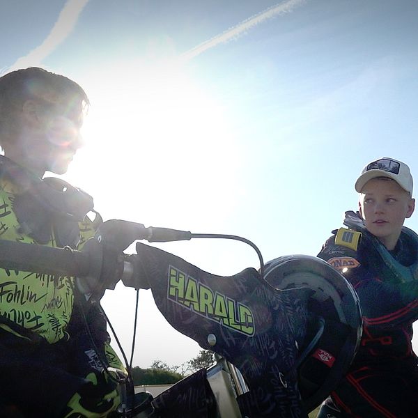 Harald Fohlin och Herman Ahlgren från Bysarna sitter på sina motorcyklar.