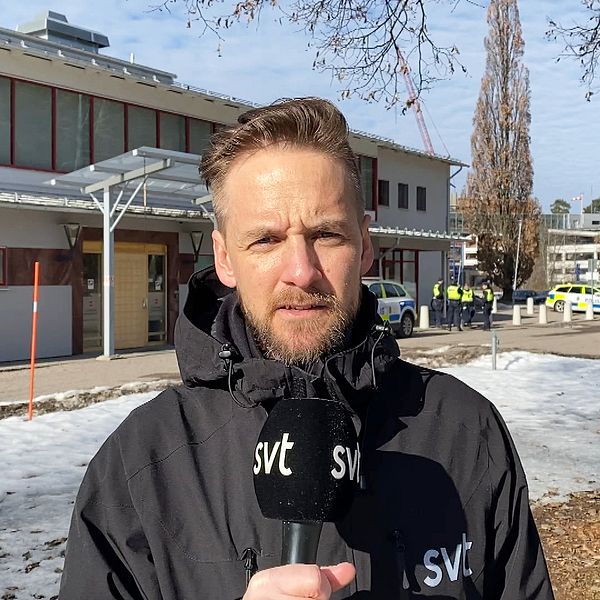 reporter står utanför Falu tingsrätt