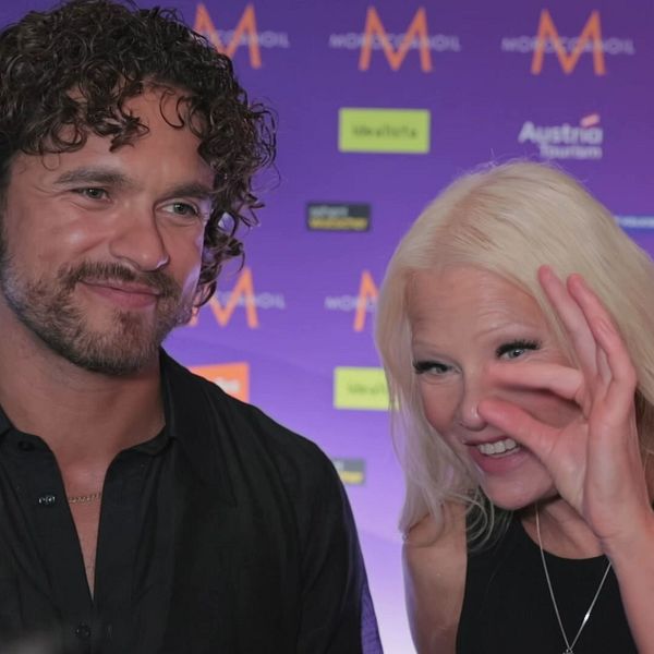 Pete Parkkonen och Linda Lampenius möter pressen efter Eurovision song contest.