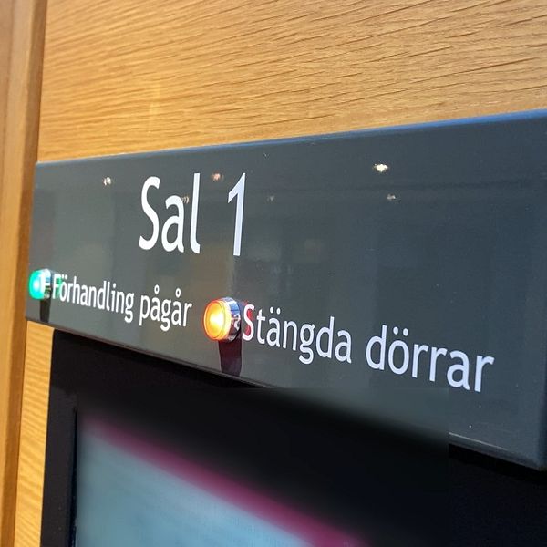 Bild på skylt utanför rättssal.