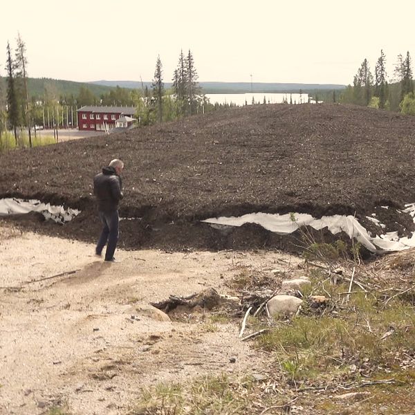 Under ett lager av torv finns det 15 000 kubikmeter sparad snö.