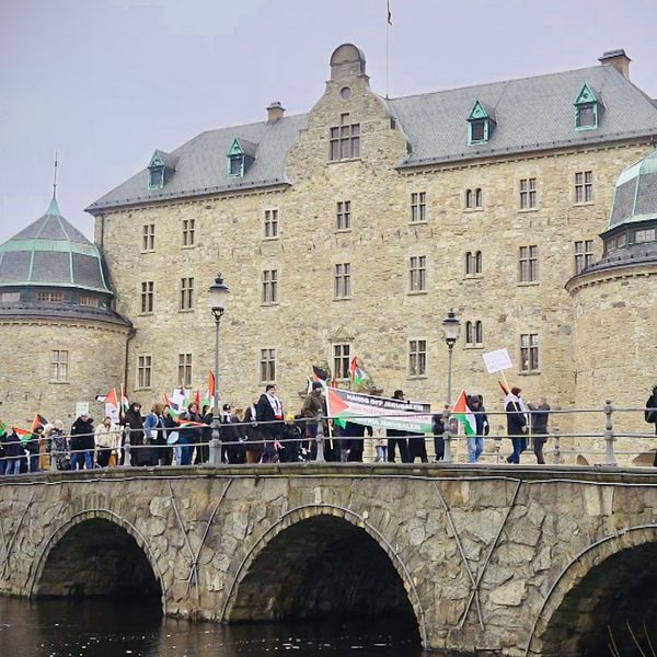 Örebro slott, demonstration med Palestinaflaggor