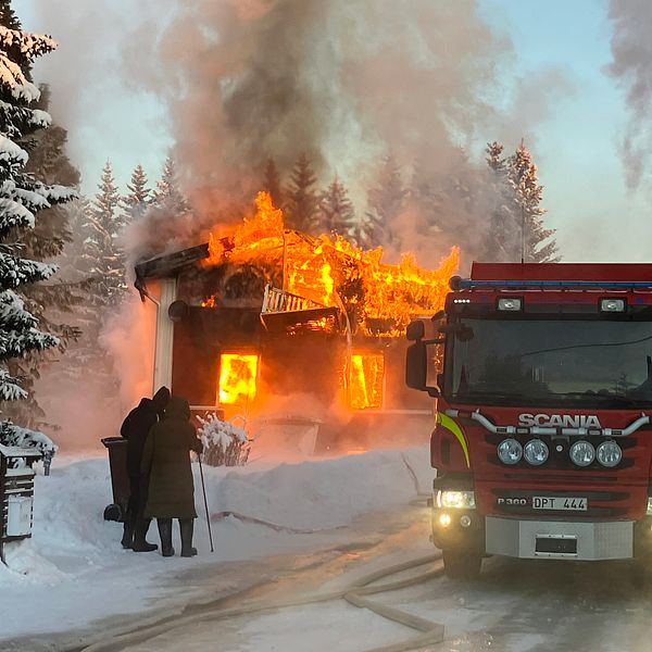 En villa i Piteå brinner med öppna lågor.