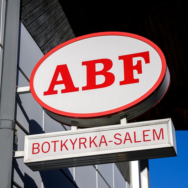 ABF-skylt utanför lokalerna i Botkyrka-Salem mot blå himmel.