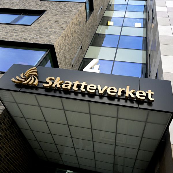 Skatteverket-skylt och husfasad.