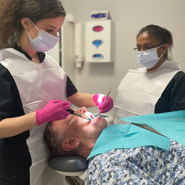 En tandläkare undersöker Björn Molins tänder på en tandläkarklinik i Helsingborg.
