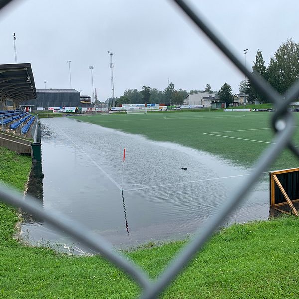 Översvämning på idrottsplats.