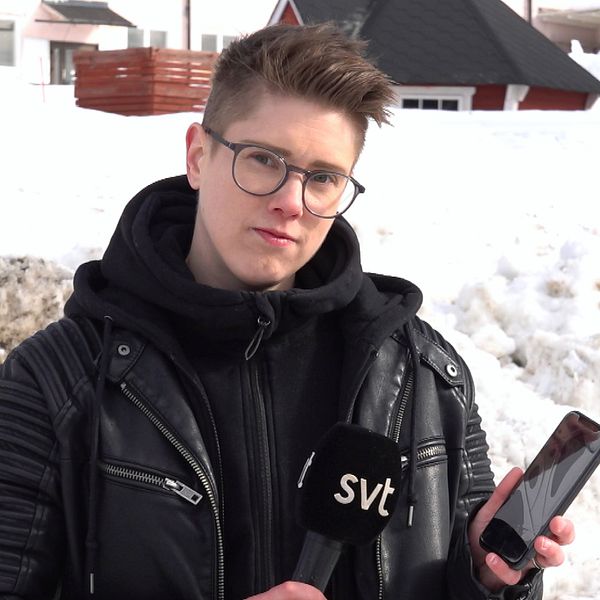 SVT:s reporter håller i en telefon i centrala Naggen.