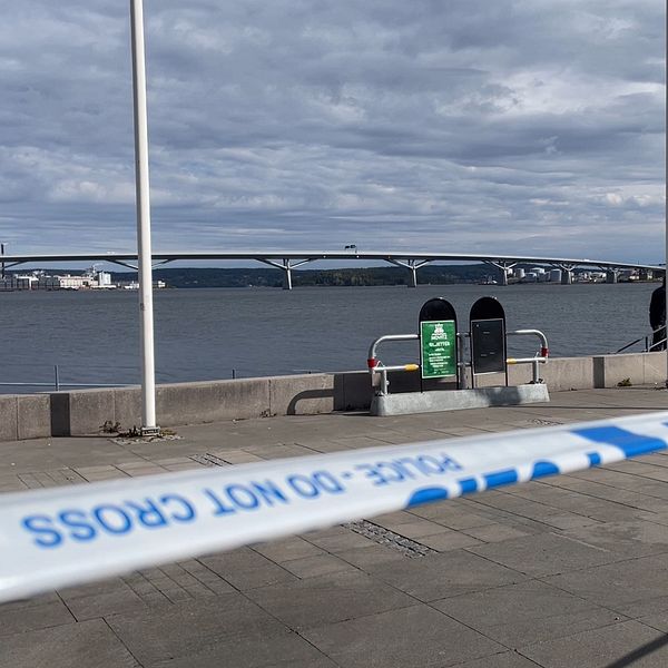 Polisavspärrning vid inre hamnen i Sundsvall.