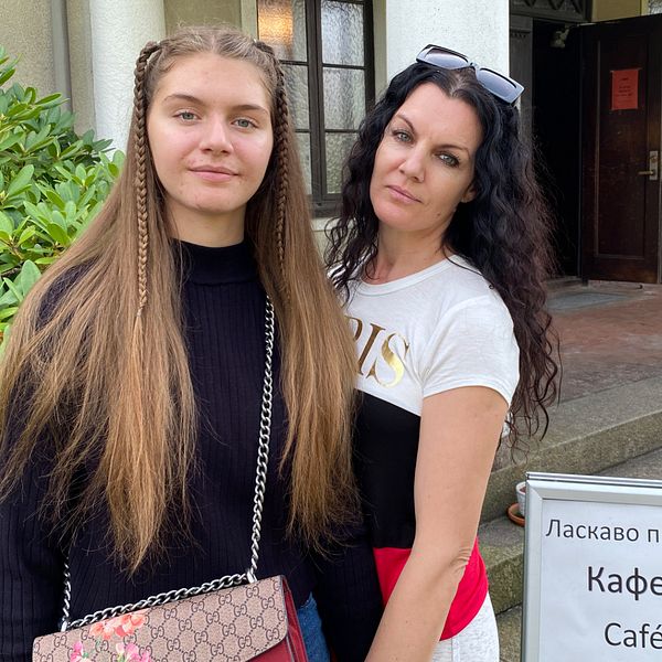 Två ukrainska kvinnor, mor och dotter, utanför Café Kievs entré i Falkenberg.