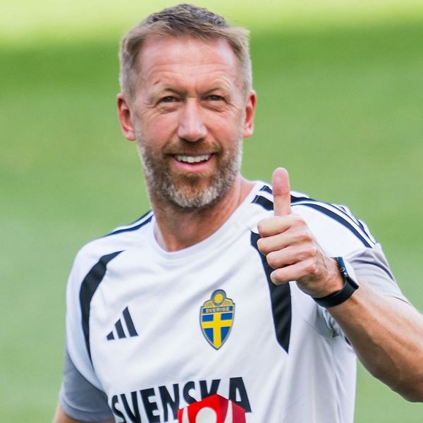 Graham Potter i Sveriges landslagströja ger tummen upp på träningsplanen