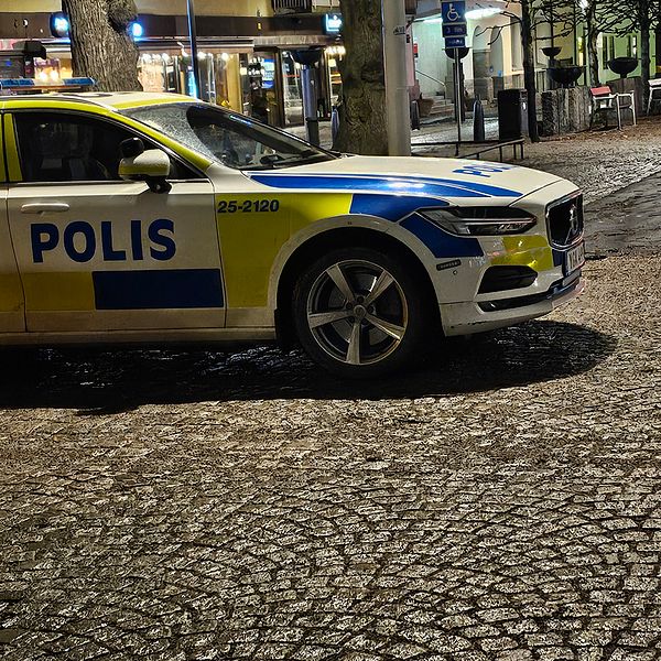 polisbil på kullerstensgata i Borlänge