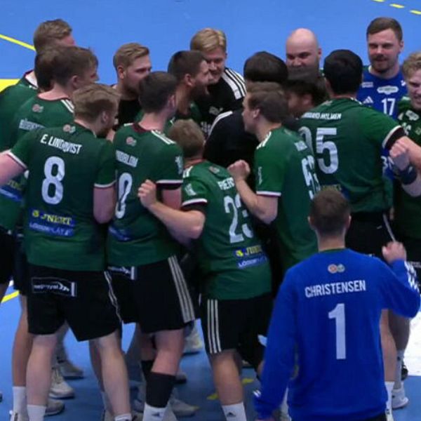 Handbollslag firar seger på blått golv. Spelare i gröna tröjor med nummer och namn på ryggen.