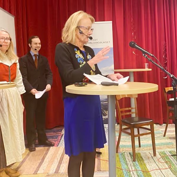 Elisabeth Fura, ordförande i sannings- och försoningskommissionen, presenterar slutrapporten.