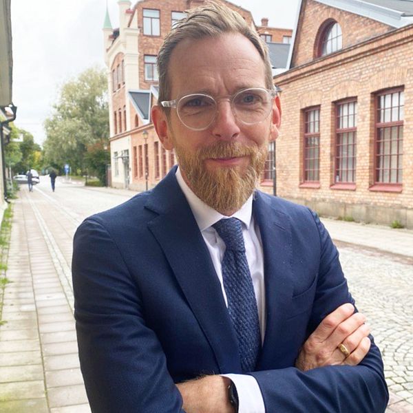 Socialminister Jakob Forssmed på en gata i Eskilstuna
