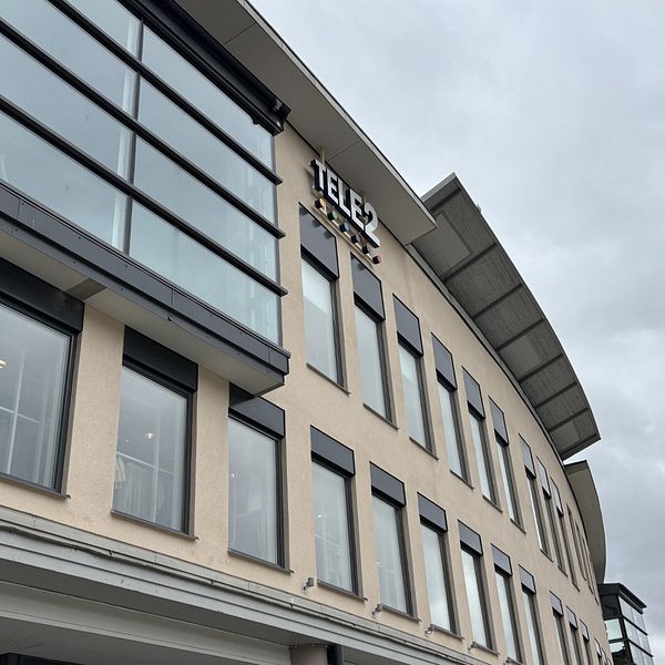 Fasad på byggnad i Sundsvall med Tele2:s logotyp.