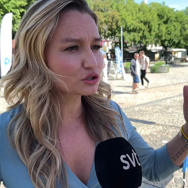 Ebba Busch, partiledare i Kristdemokraterna berättar om deras idéer inför EU-valet på stora torget i Karlstad.