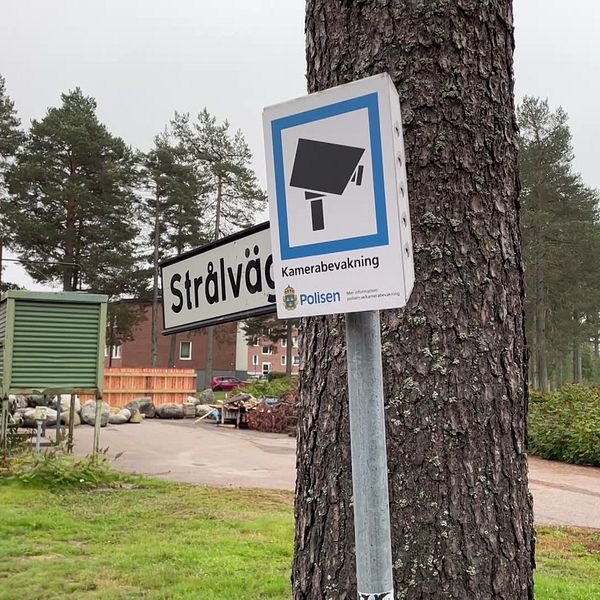 Gatuskylt för Strålvägen i Timrå och skylt som visar att området är kameraövervakat