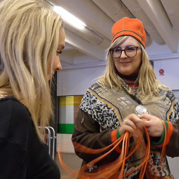 En kvinna med ett lasso som bär en sydsamisk kolt med en högstadieelev på Bergsåkers skola.