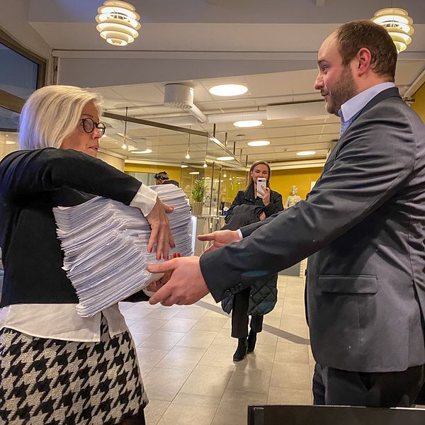 Åsa Wiklund Lång (S) tar emot namnunderskrifter.