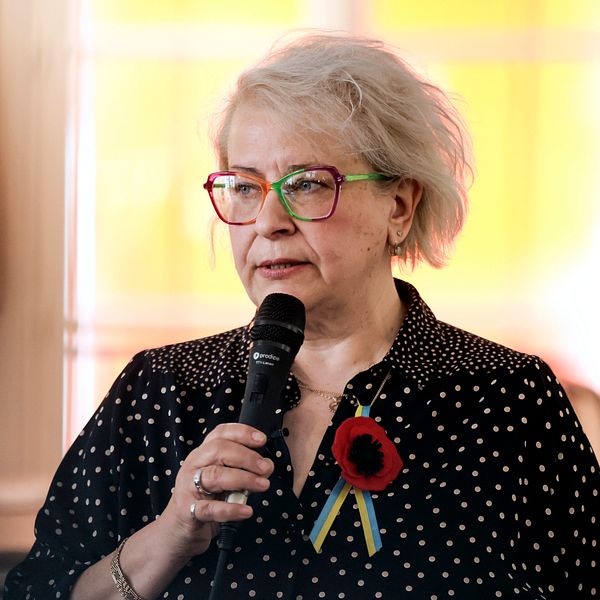 Den ryska journalisten Ekaterina Barabash med en mikrofon i handen.