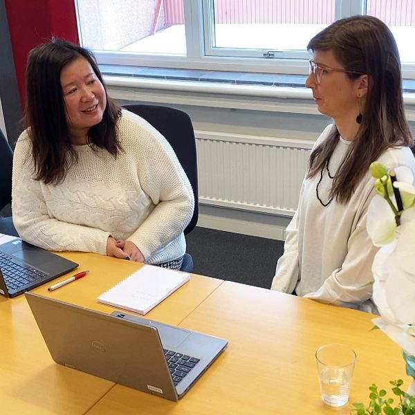 Två kvinnor sitter och pratar i ett mötesrum på Emhart i Sundsvall.