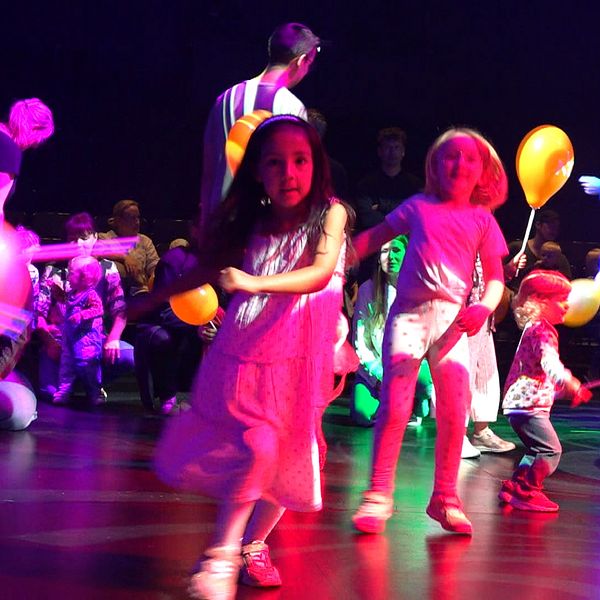 Barn som dansar på Norrlandsoperans disco i Umeå