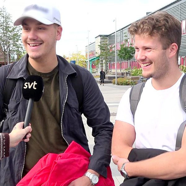 Gustav Hultgren och Jacob Rosenqvist, studenter vid LTU, intervjuas på universitetsområdet.