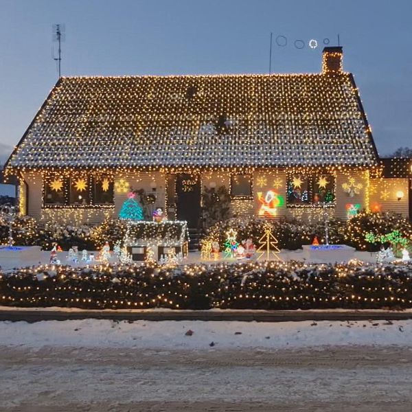 Villa pyntad med tiotusentals julljus