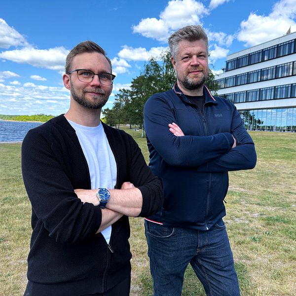 Två män vid en byggnad inför energimätning på Sweden Rock