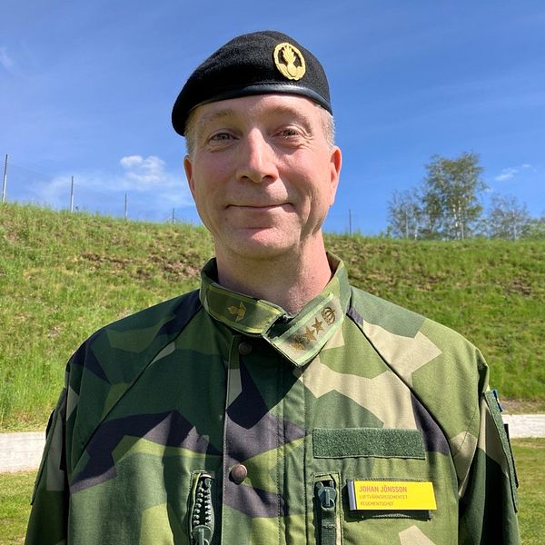 Johan Jönsson ny överste på Luftvärnsregementet i Halmstad står på en gräsmatta