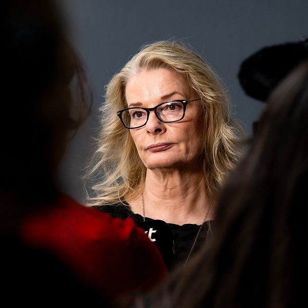 En person blir fotograferad i en studio.
