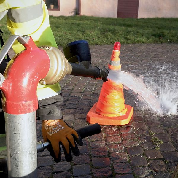 en vattenpost som spolar vatten i visby