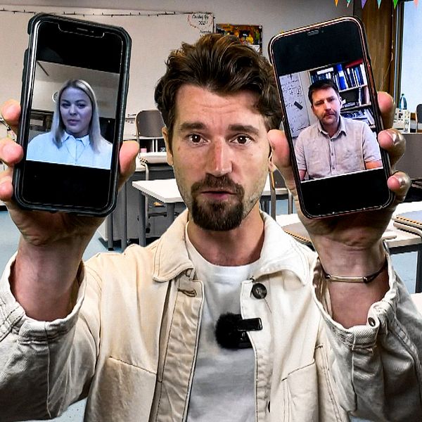 SVT:s reporter Daniel Strömbäck med två mobiler i ett klassrum