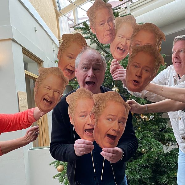 I ensemblen till årets sommarteater, tillsammans med Robert Gustafsson, syns även Carina Lidbom, Per Svensson och Linda Olsson.